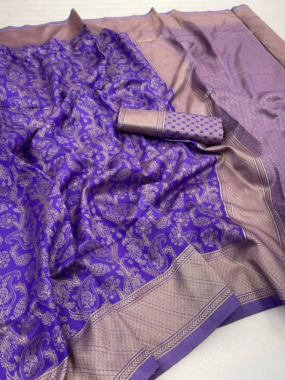 Pure Banarasi Copper Zari Weaving Stunning Lavender Colour Saree Comes With Heavy Brocade Blouse